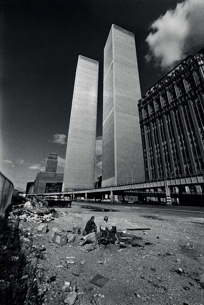 Deus SDF devant le World Trade Center juste achevé © Jean-Pierre Laffont Deus SDF devant le World Trade Center juste achevé © Jean-Pierre Laffont